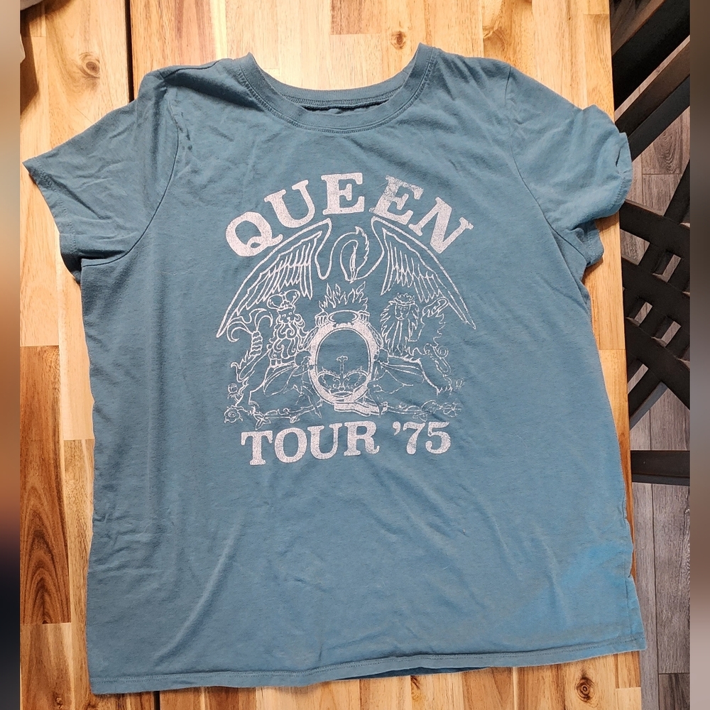 Queen Distressed TEE